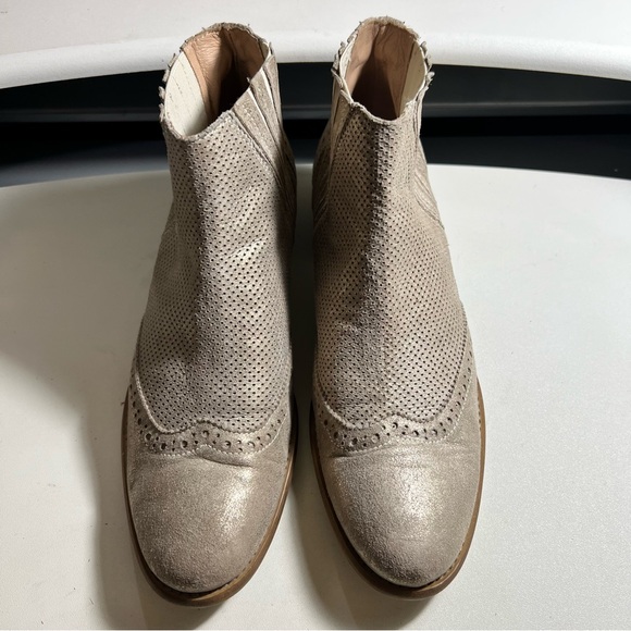 Sundance Booties Boots Metallic Gold Wingtip Size 40/9.5 - Picture 1 of 7